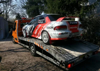 Autotransport auf dem Anhänger: ein Rallyeauto