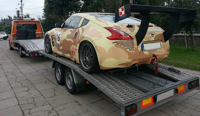 Autotransporter mit Anhänger: ein Sportwagen