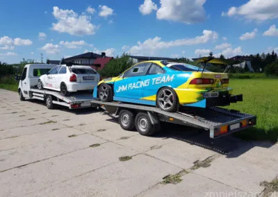 Transporter für 2 Autos: Rennwagen und zweites Auto