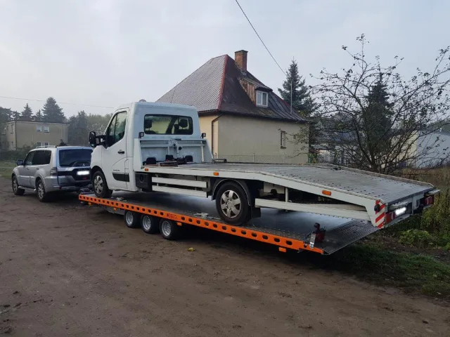 Pannenhilfe Warschau: Abschleppwagen vor dem Verladen