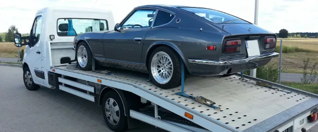 Klasyczny Datsun 240Z na autolawecie
