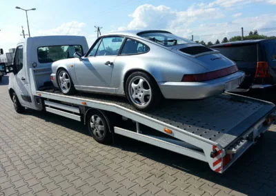 Autotransport auf dem Anhänger: ein klassischer Porsche