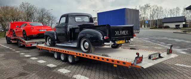 Auto auf dem Anhänger: ein klassischer Pickup