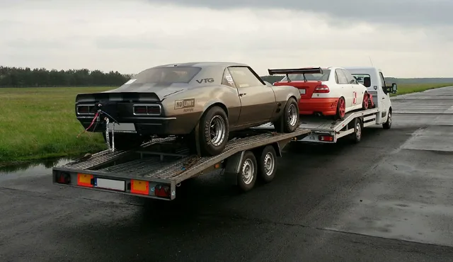 Autotransport auf dem Anhänger: ein Oldtimer