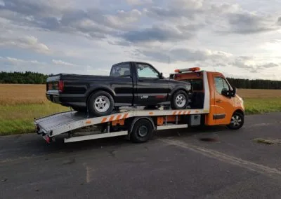 Fahrzeug abschleppen: Pickup auf dem Anhänger
