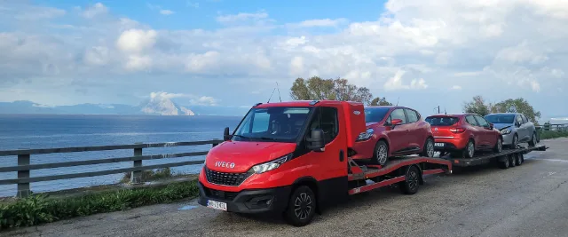 Autotransport aus Kroatien auf dem Anhänger