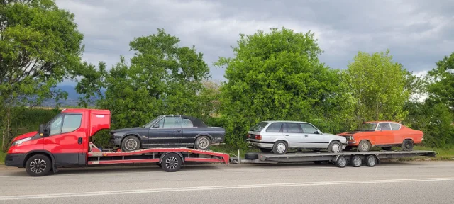 Autotransport: drei Autos in einem Transport